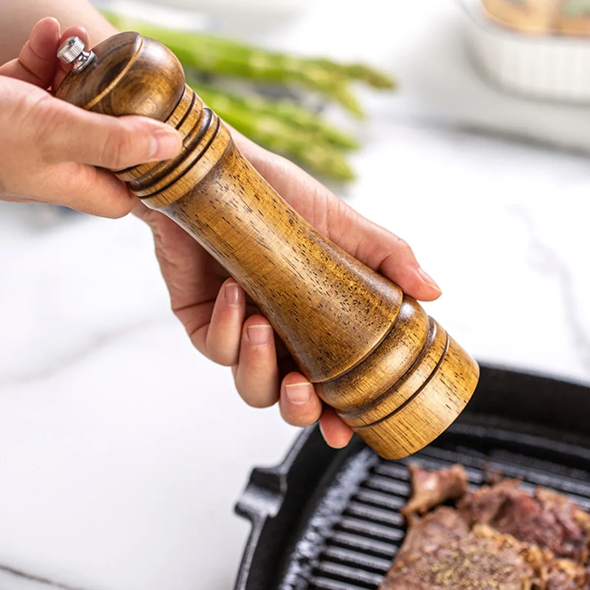 Moulin à poivre en bois de chêne dans un décor de cuisine