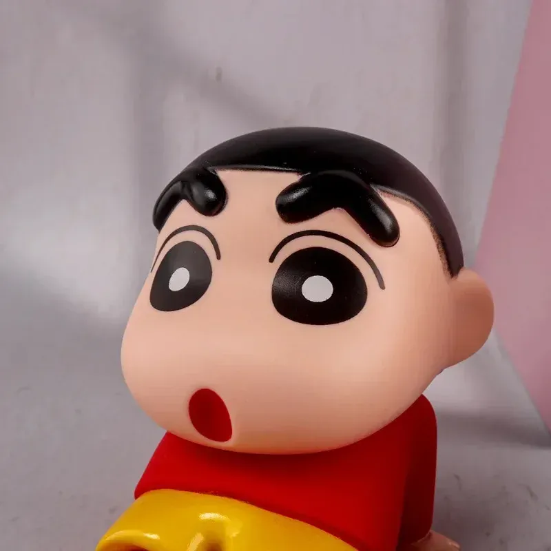 Détail de finition de la figurine Crayon Shin-Chan