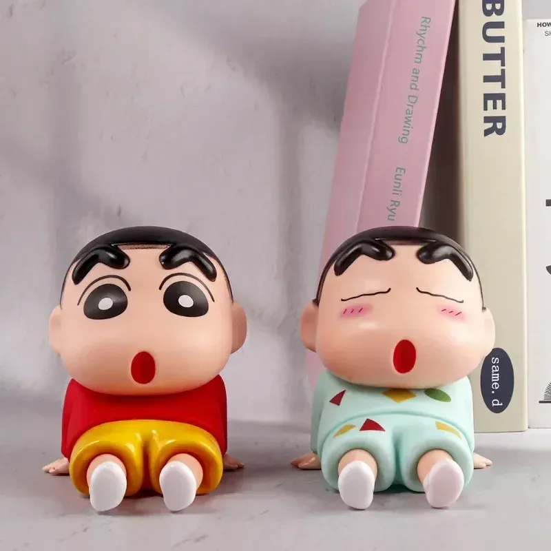 Figurine Crayon Shin-Chan dans un décor de bureau