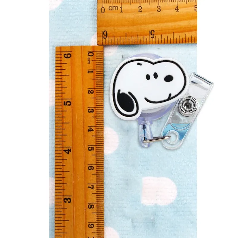 Porte-badge rétractable Snoopy, en situation