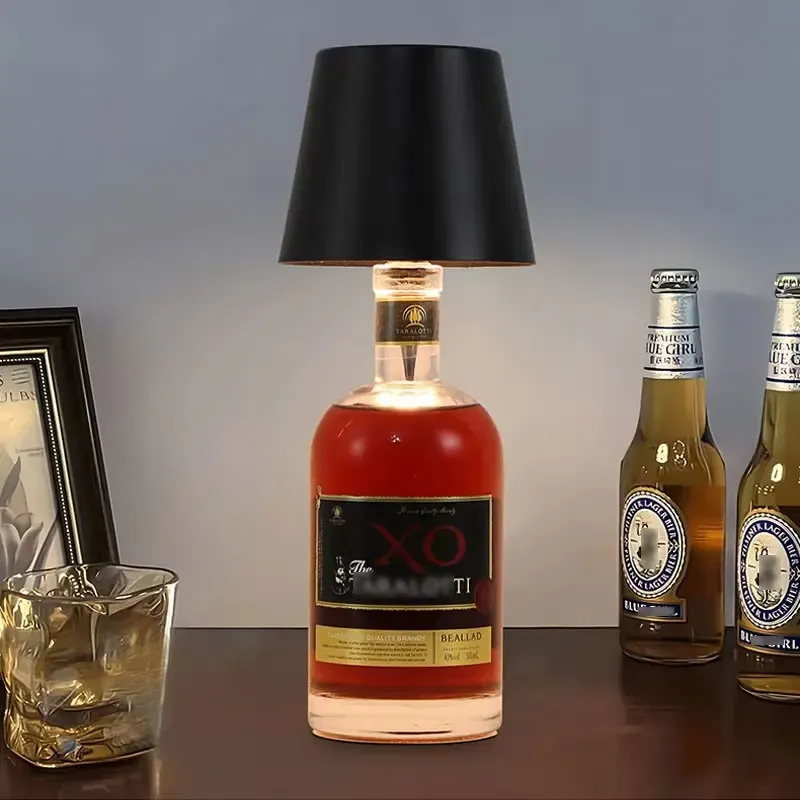 Lampe LED bouteille design avec phare intégré, portable et rechargeable, RVB et intensité variable, idéale pour bar, restaurant, camping et décoration 2