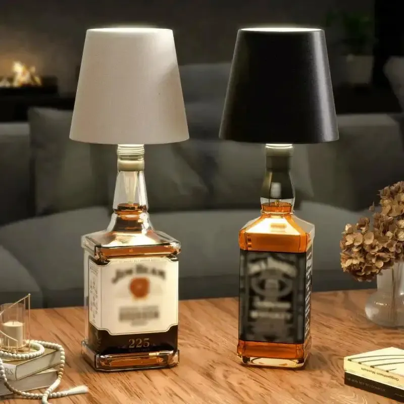 Lampe LED bouteille design avec phare intégré, portable et rechargeable, RVB et intensité variable, idéale pour bar, restaurant, camping et décoration