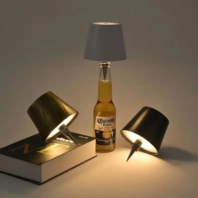 Lampe LED bouteille design avec phare intégré, portable et rechargeable, RVB et intensité variable, idéale pour bar, restaurant, camping et décoration 3