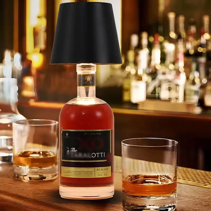 Lampe LED bouteille design avec phare intégré, portable et rechargeable, RVB et intensité variable, idéale pour bar, restaurant, camping et décoration 4