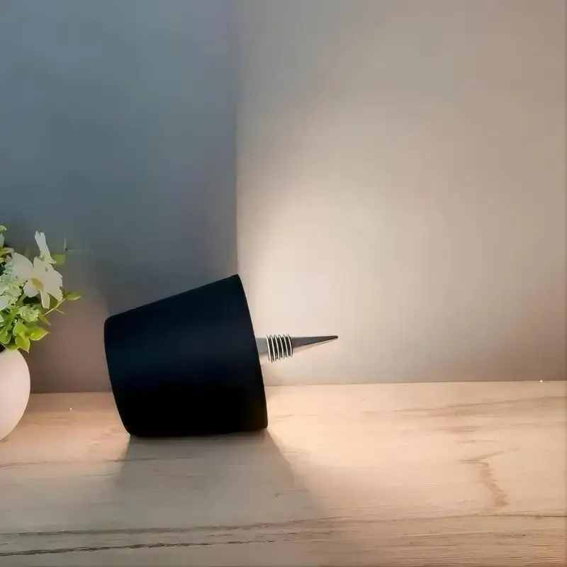 Lampe LED bouteille design avec phare intégré, portable et rechargeable, RVB et intensité variable, idéale pour bar, restaurant, camping et décoration 5