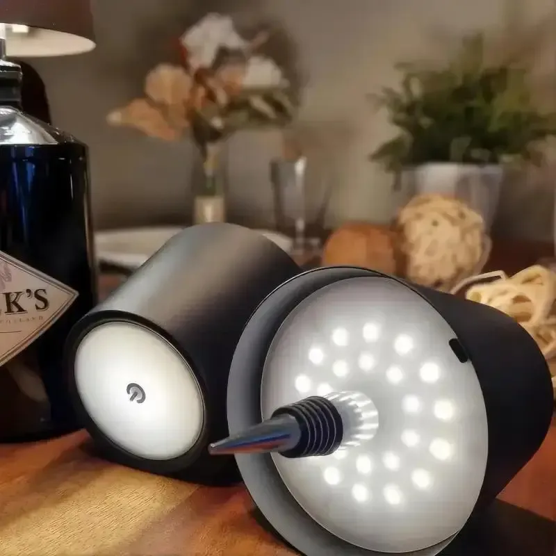 Lampe LED bouteille design avec phare intégré, portable et rechargeable, RVB et intensité variable, idéale pour bar, restaurant, camping et décoration 6