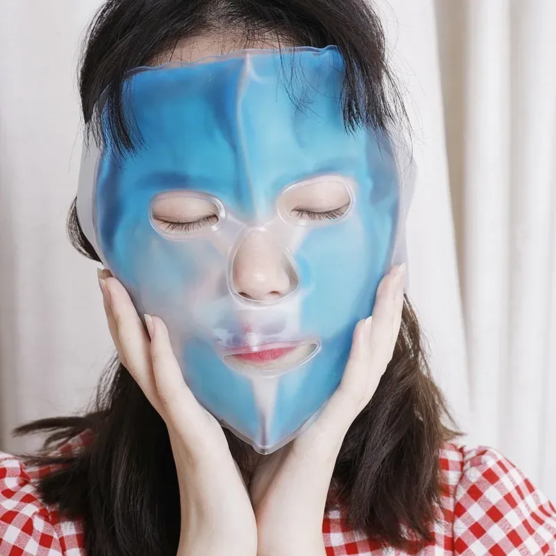 Application du masque facial en gel sur le visage
