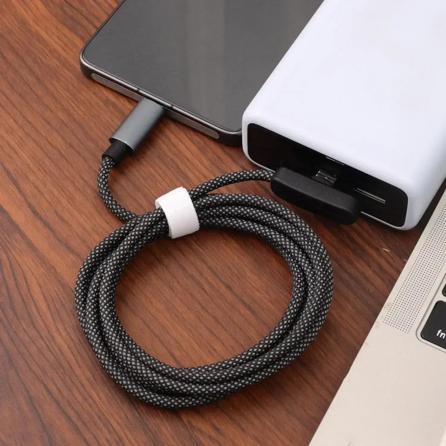 Câble USB-C, mise en scène lifestyle