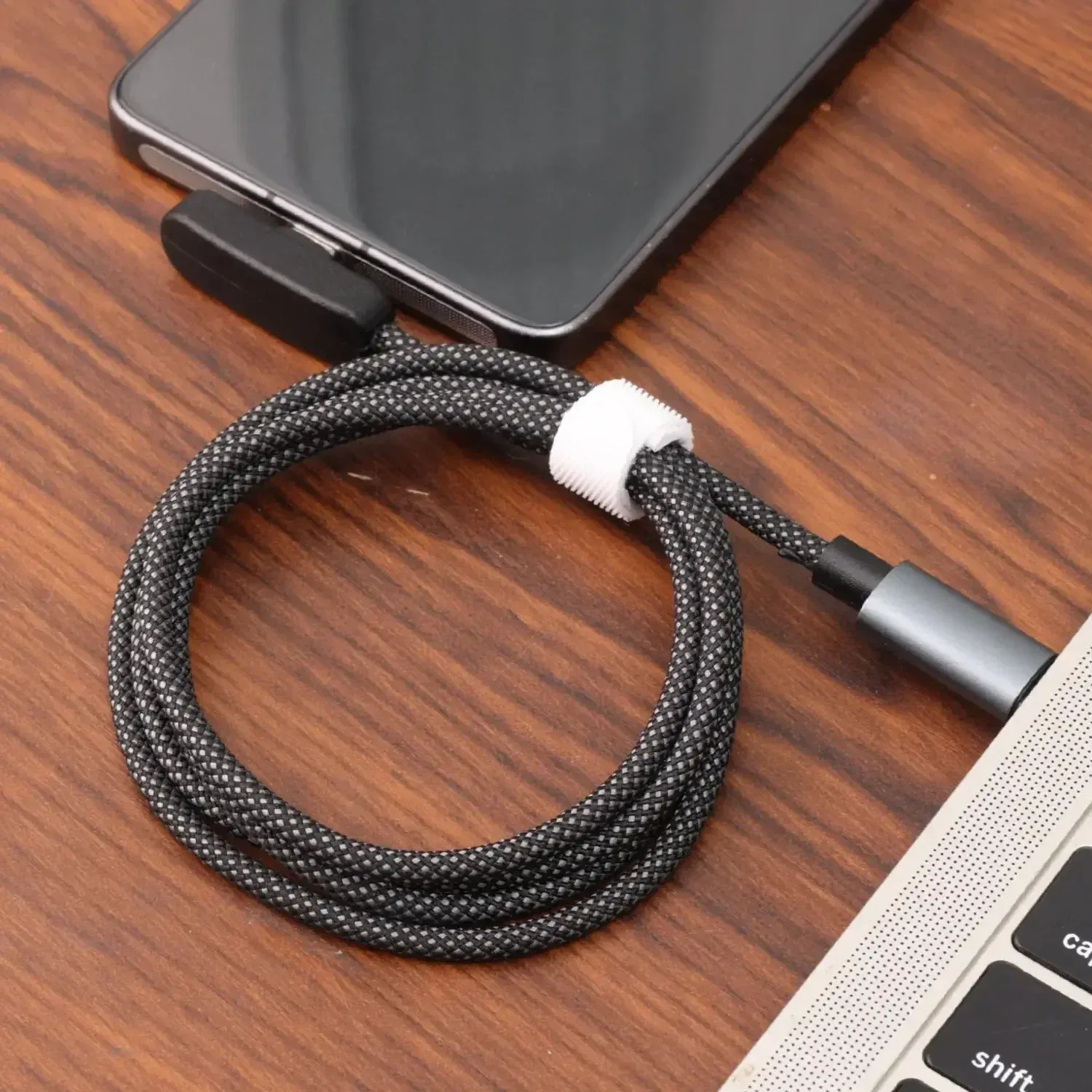 Câble USB-C dans un environnement de bureau