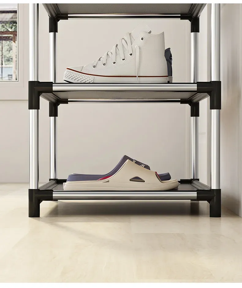 Chaussures rangées sur le porte-chaussures