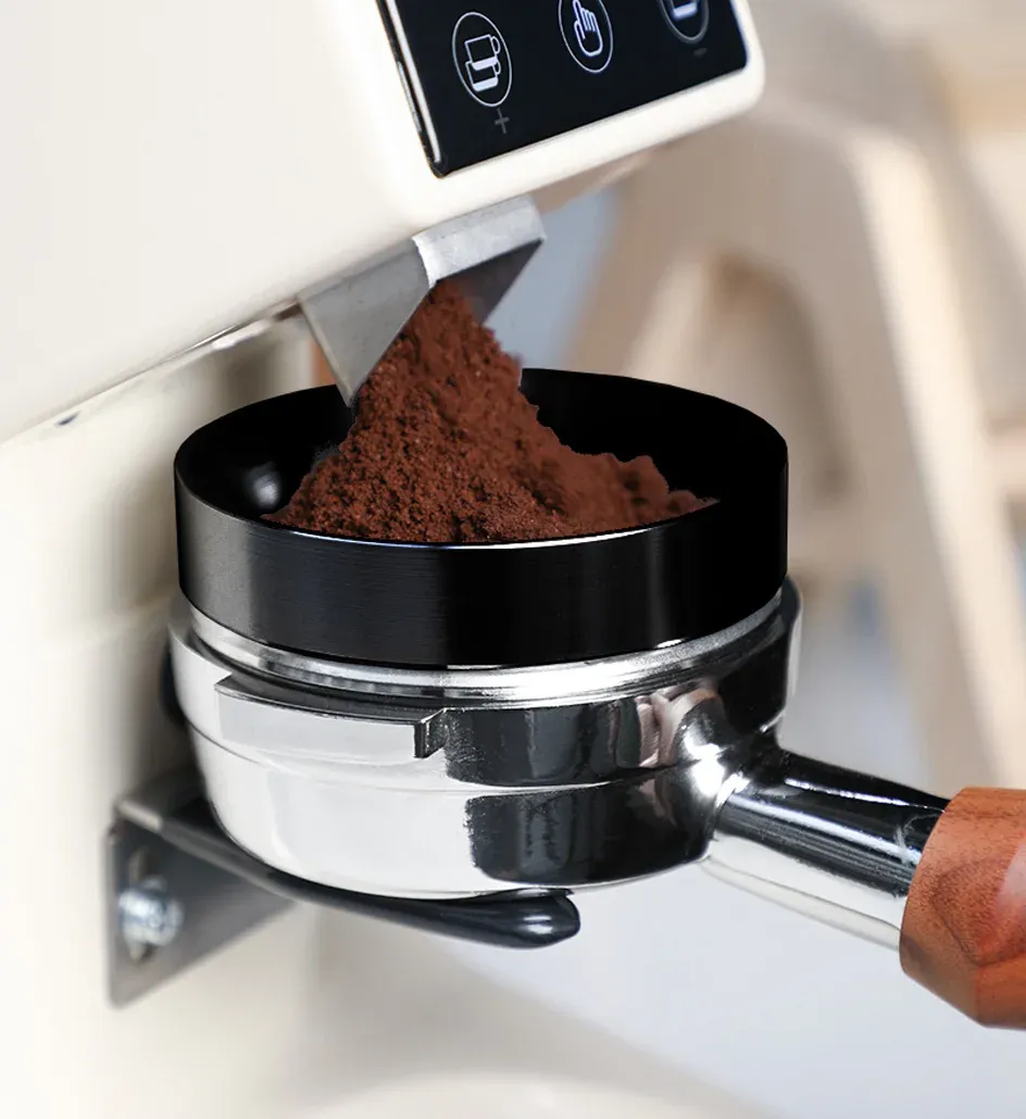 Préparation d'un café expresso avec l'outil de distribution