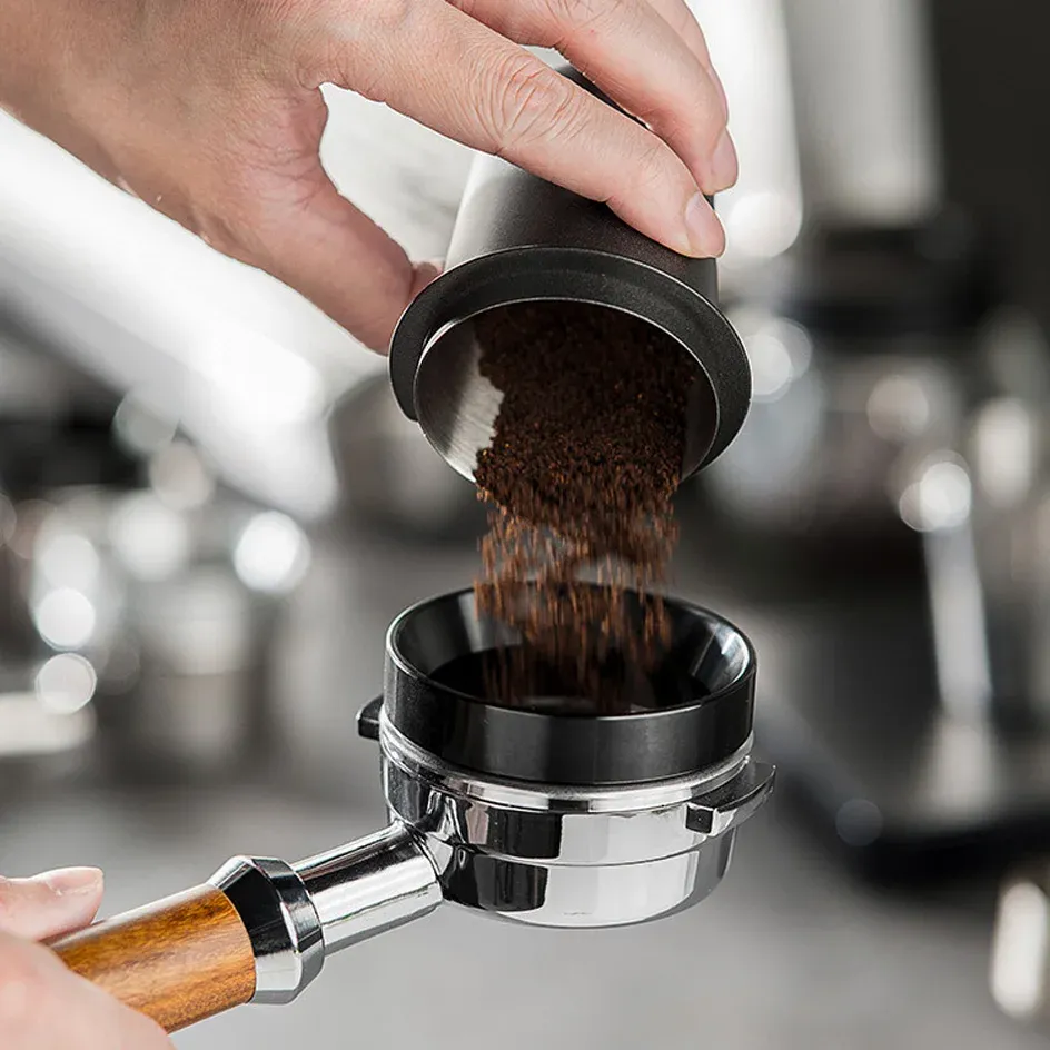 Accessoires de barista réunis pour une routine d'espresso