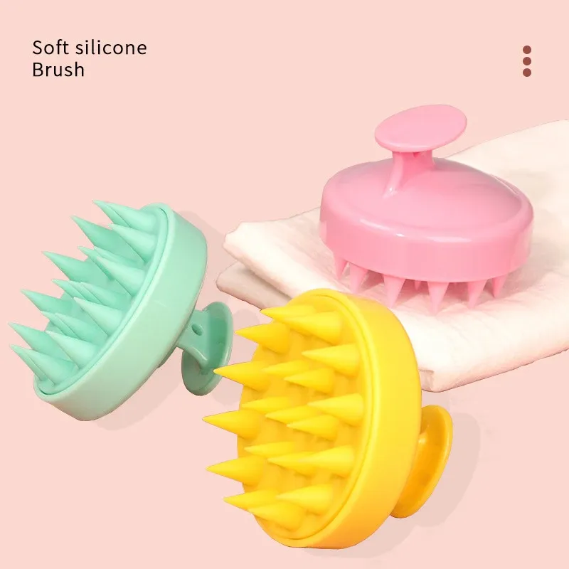 Brosse de massage du cuir chevelu en utilisation