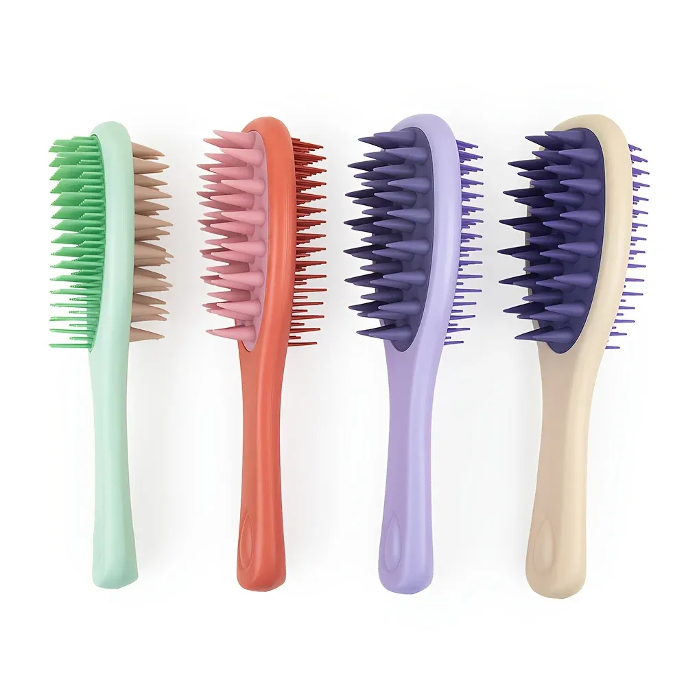 Brosse à cheveux de massage en situation d'utilisation