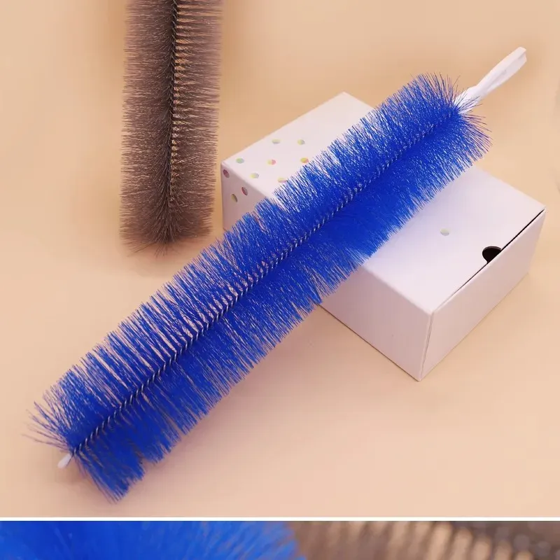 Nettoyage d'une grille d'aération avec la brosse