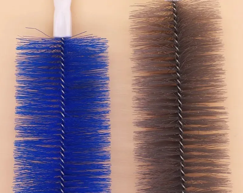 Brosse de nettoyage utilisée sur une étagère