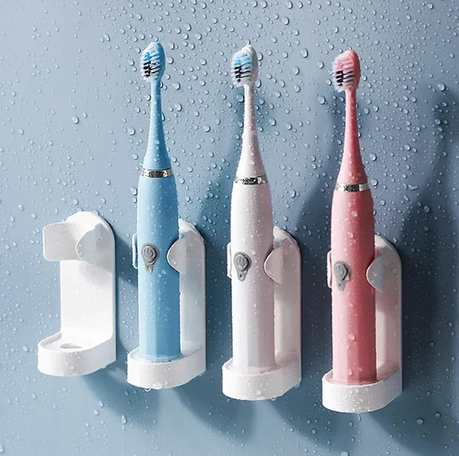 Support mural pour accessoires de salle de bain dans un intérieur épuré