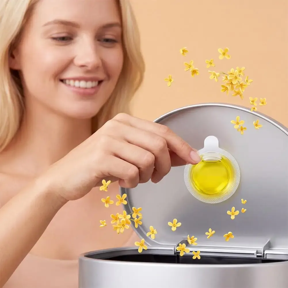 Coussinet parfumé fixé sur une poubelle