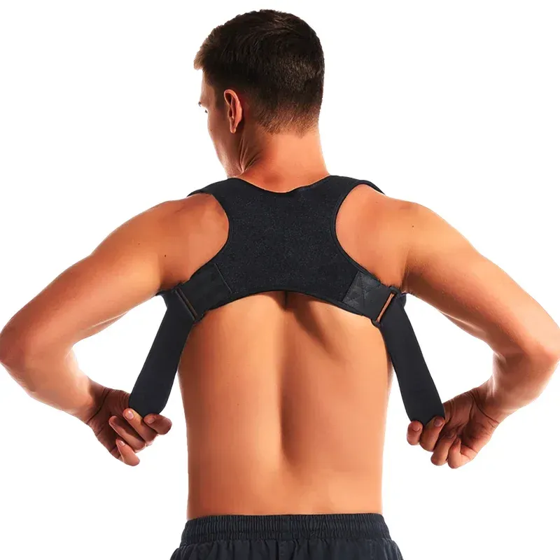 Homme portant la sangle correctrice sous sa chemise