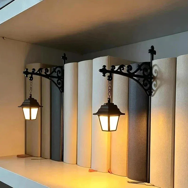 Lampe de bibliothèque vintage dans un intérieur