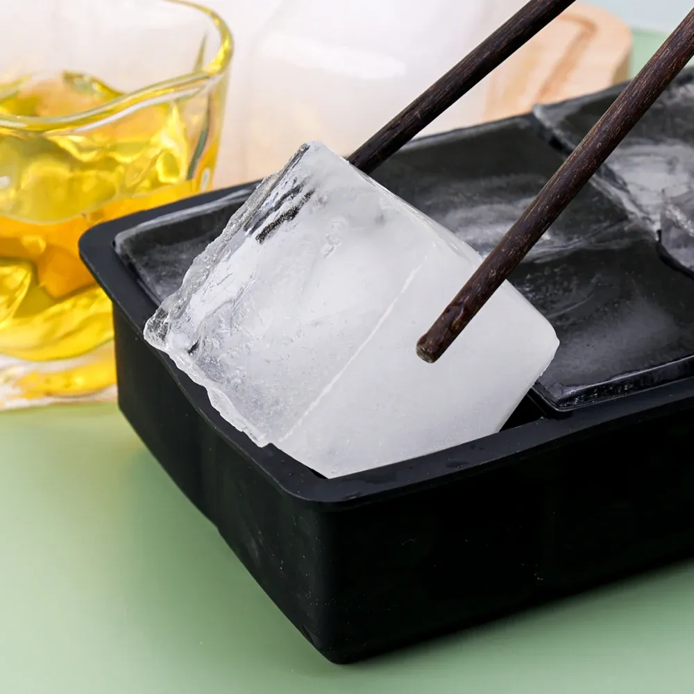 Glaçons de cocktail dans un verre