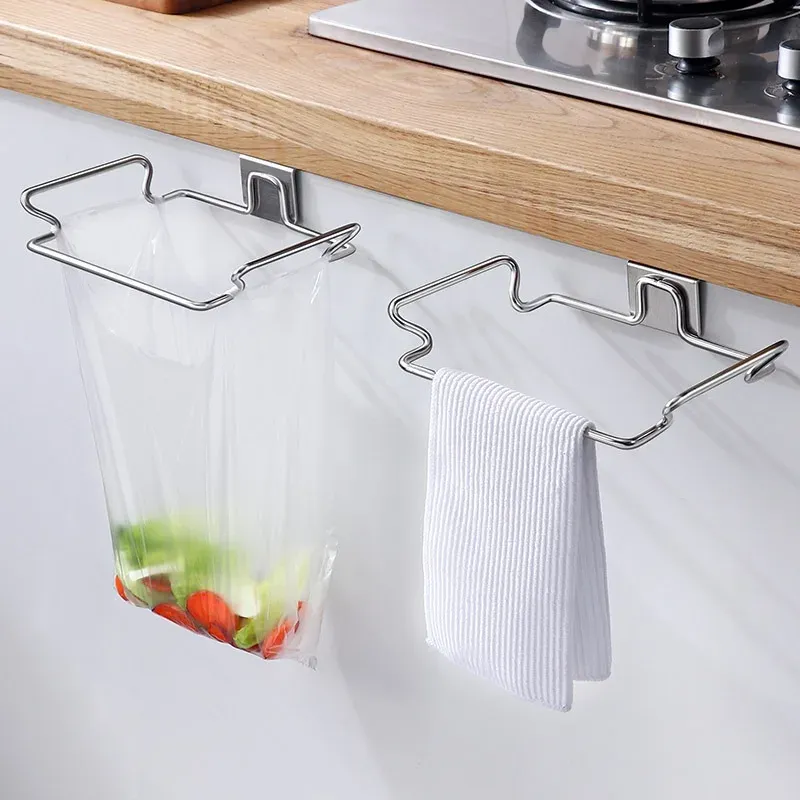 Poubelle rectangulaire en acier inoxydable installée sur une porte d'armoire de cuisine