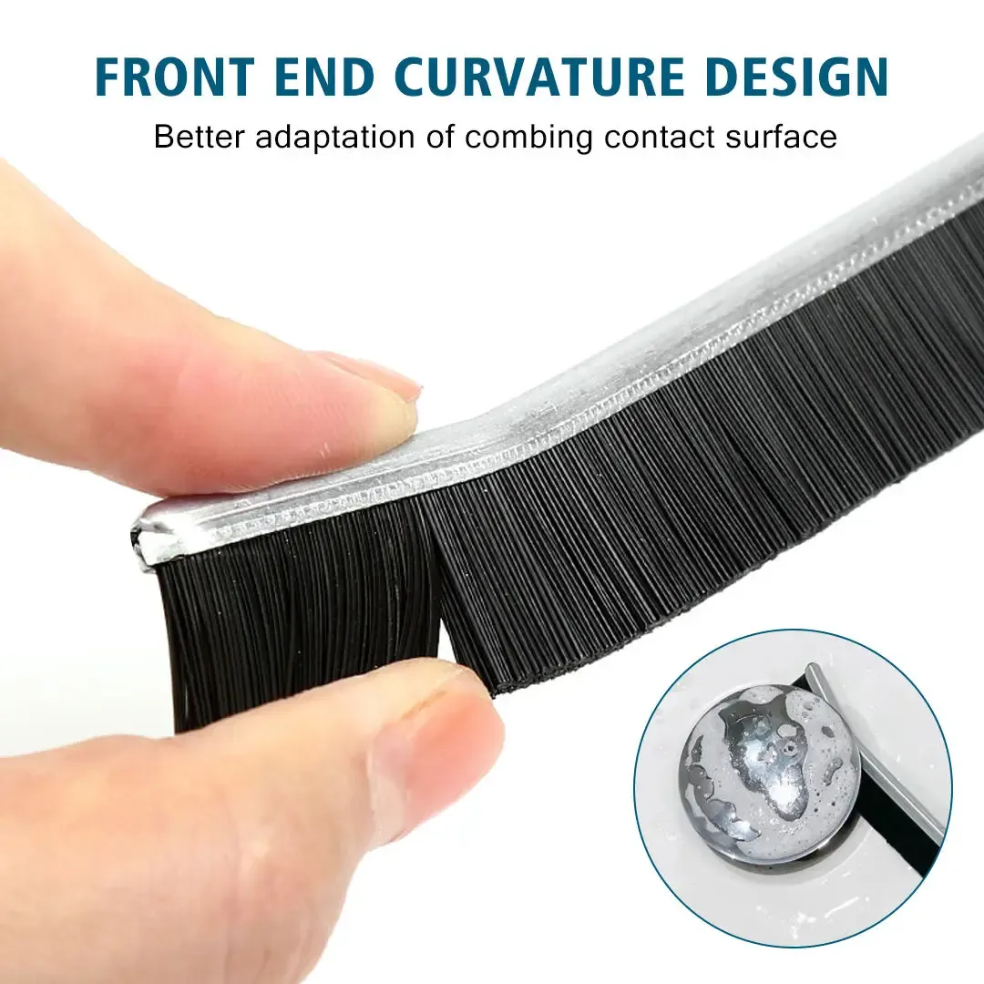 Brosse de nettoyage pour interstices, utilisation dans la salle de bain