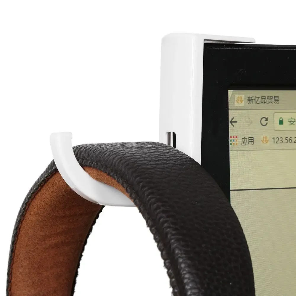 Accroche d'écouteurs sur un bureau moderne