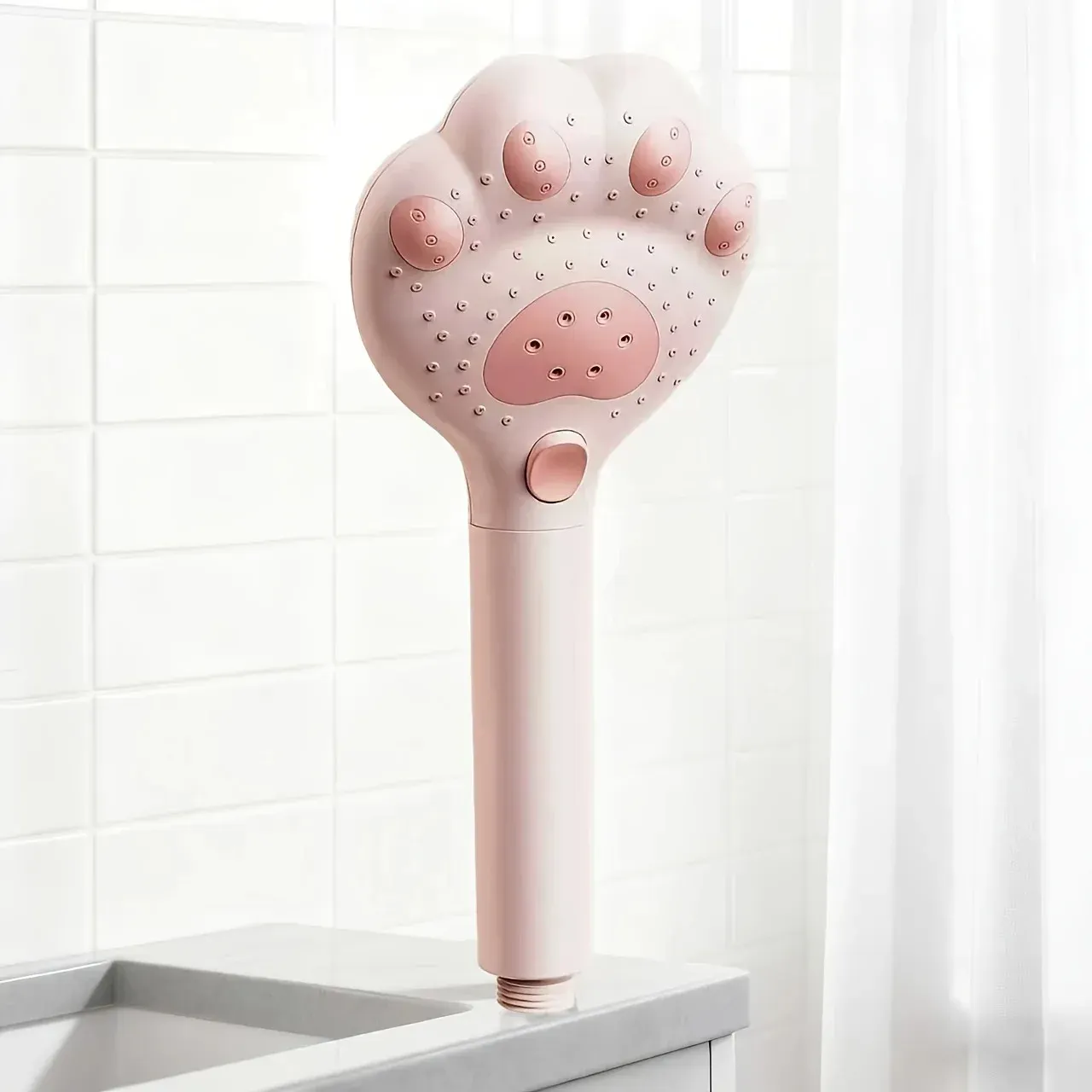 Détail du design du pommeau de douche patte de chat