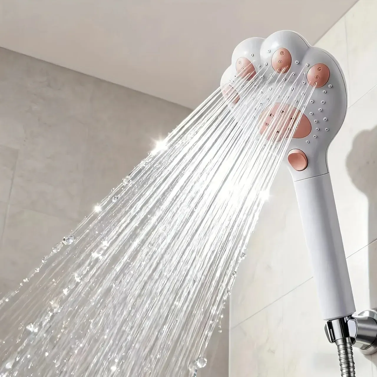 Vue rapprochée du pommeau de douche et de sa finition