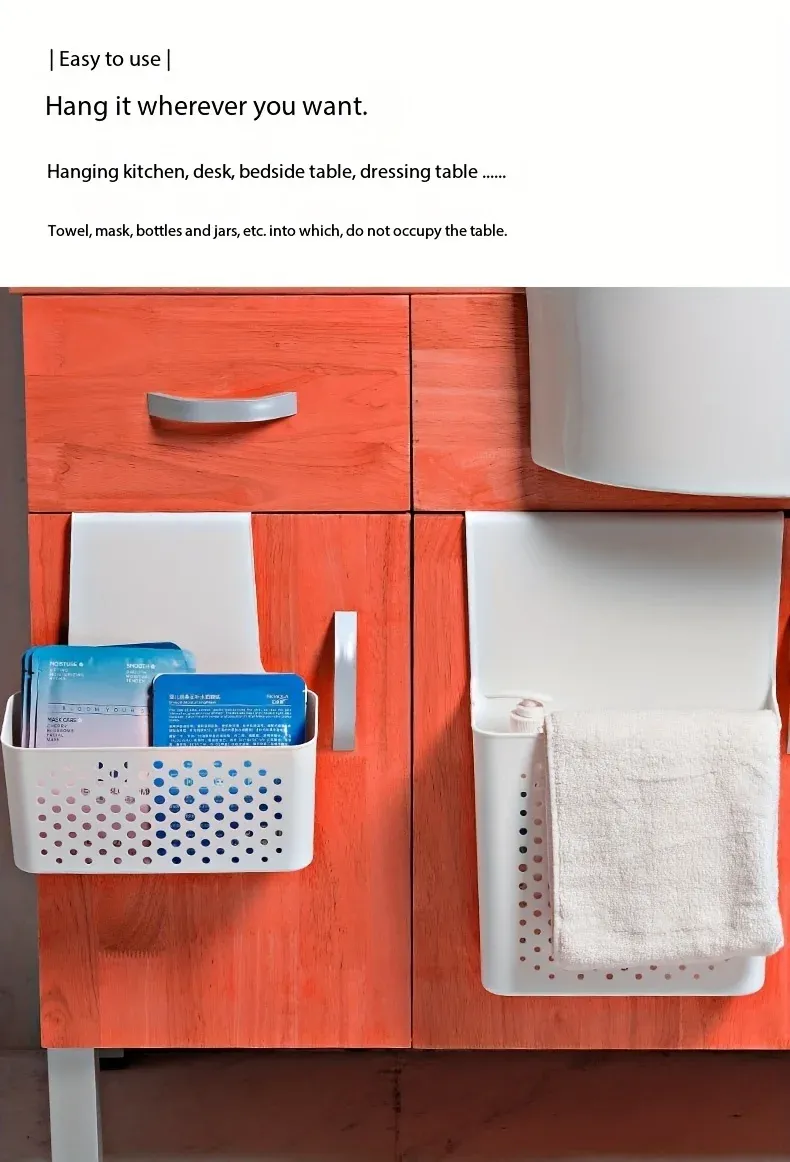 Organisation des paniers de rangement sur la porte d'une armoire