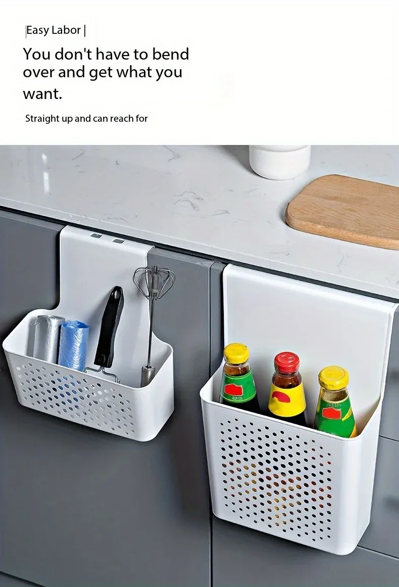 Paniers de rangement suspendus sur la porte d'une armoire de cuisine