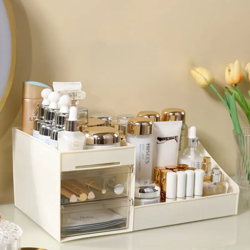 Organisateur cosmétique dans une salle de bain