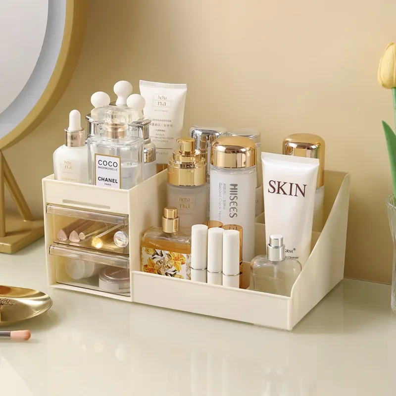 Organisateur cosmétique dans un espace de bureau