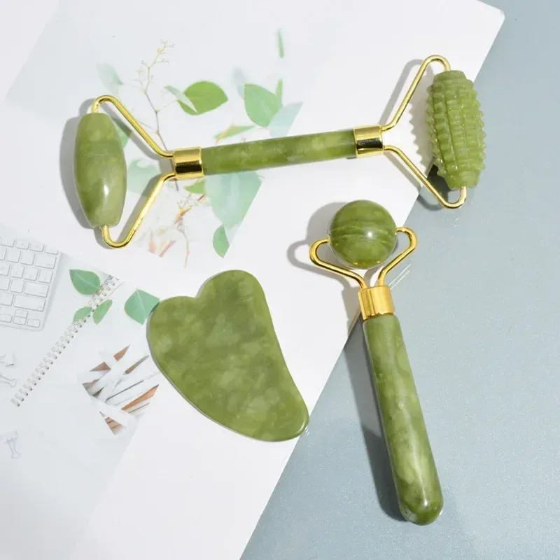 Détail du rouleau de jade et de l'outil Gua Sha