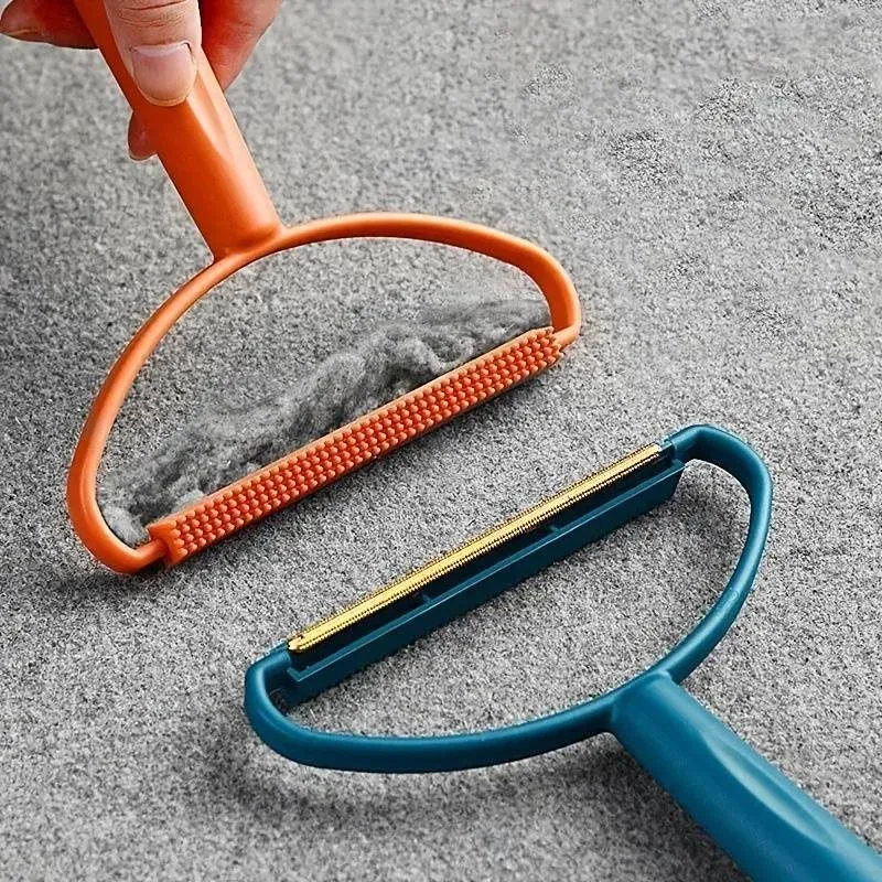 Dissolvant de peluches utilisé sur un canapé