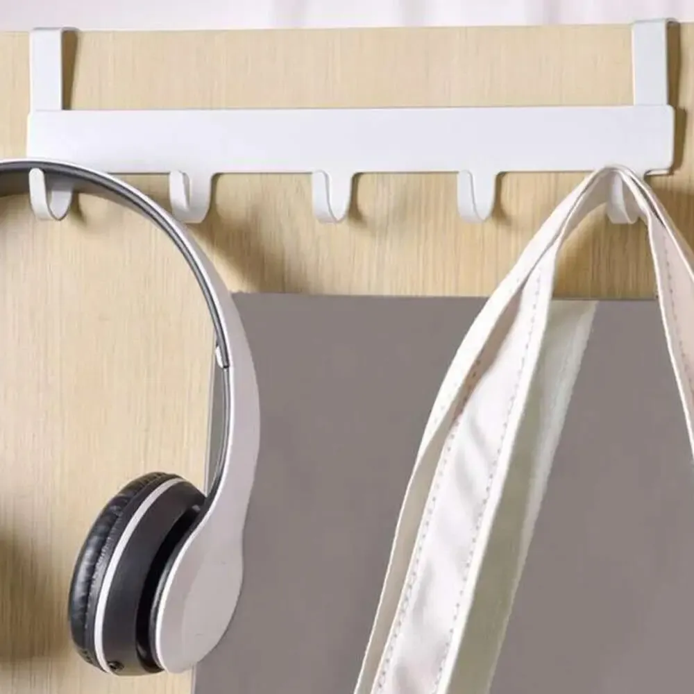 Organisation d'une porte avec accessoires suspendus