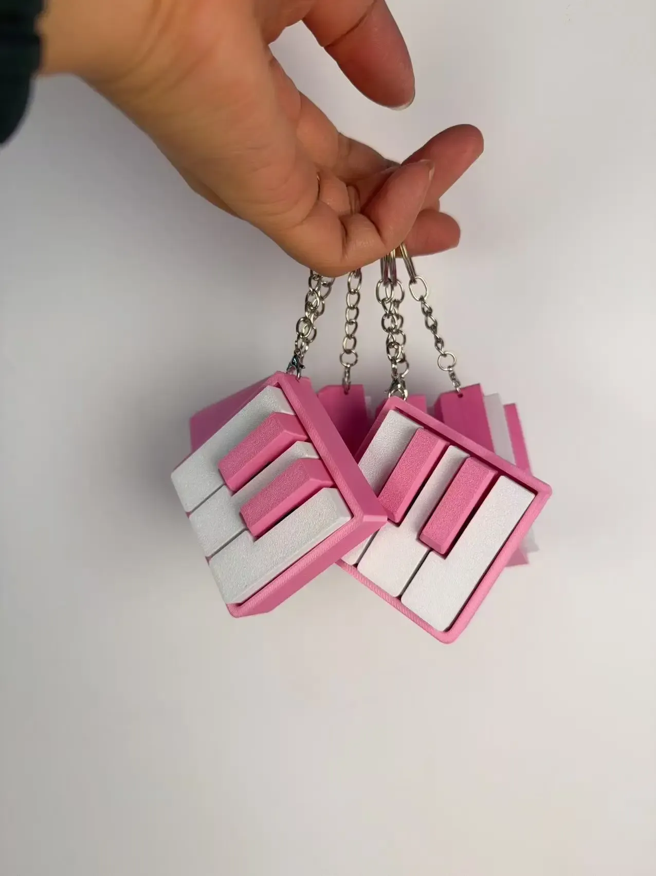 Clavier de piano imprimé en 3D, ambiance de bureau