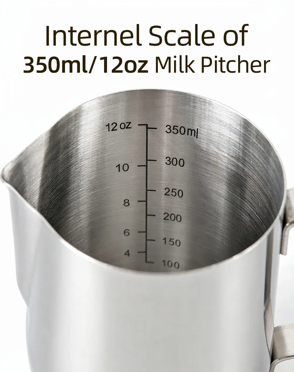 Mousse de lait versée dans une tasse de café