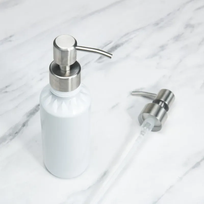 Embout distributeur installé sur un flacon de savon