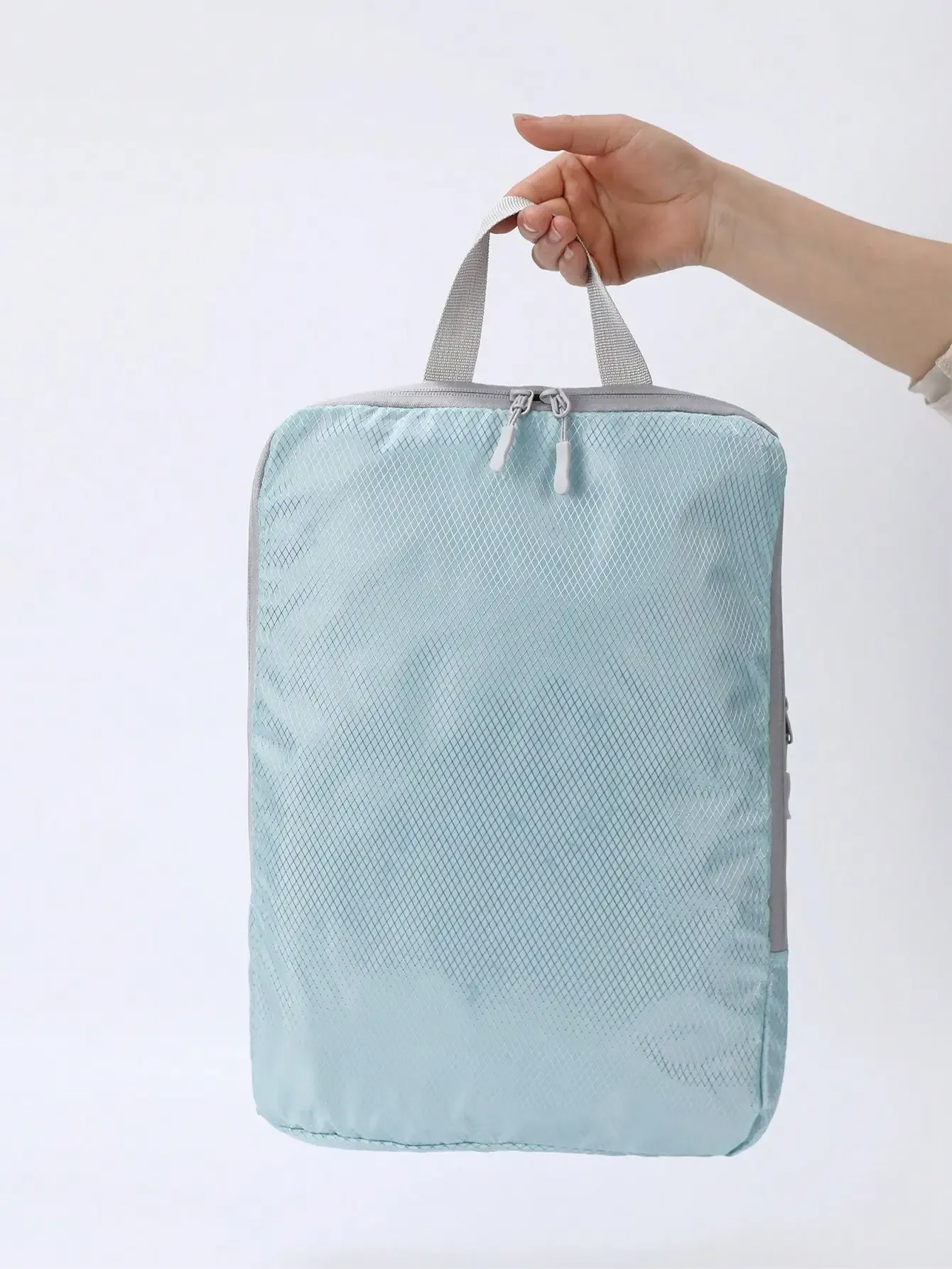 Organisation des vêtements dans le sac de rangement