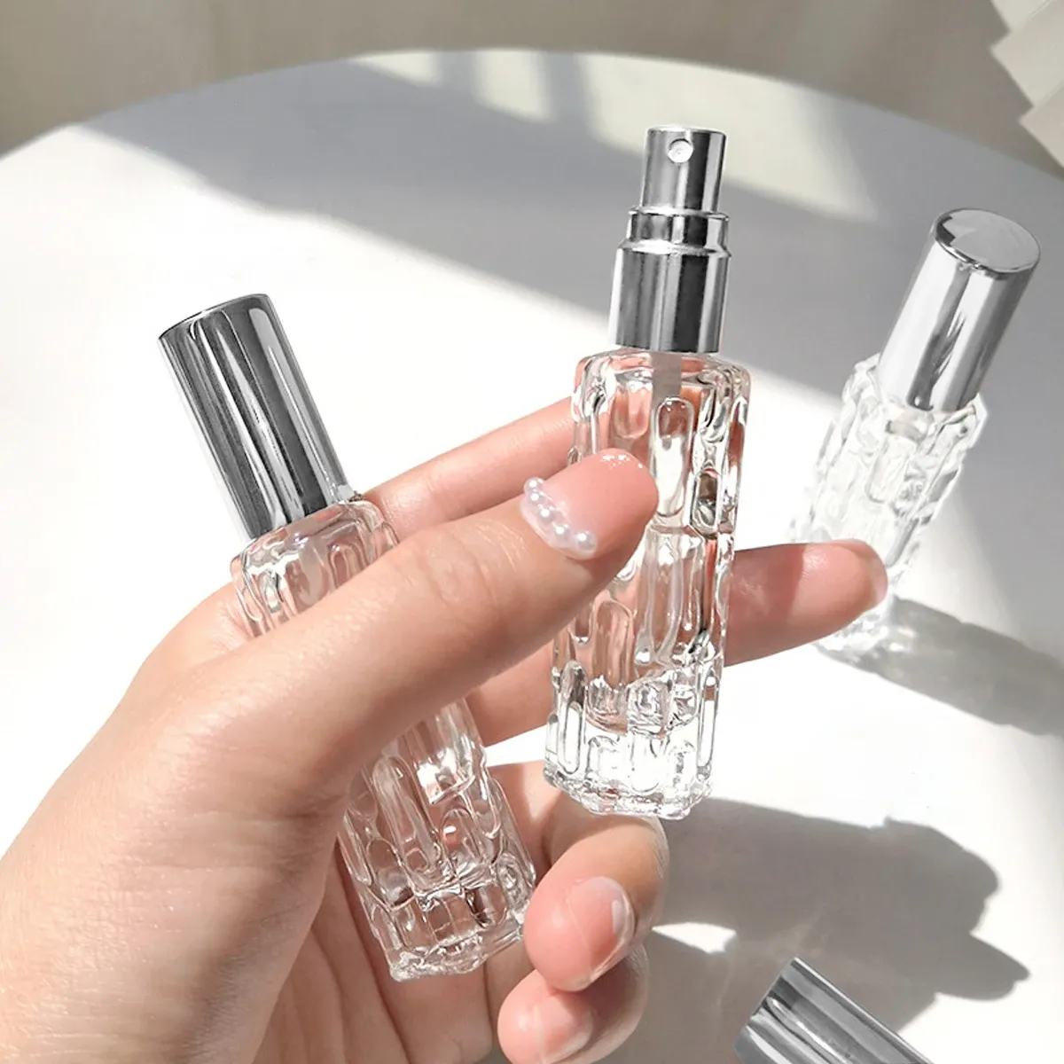 Vue d'ensemble du flacon de parfum en verre