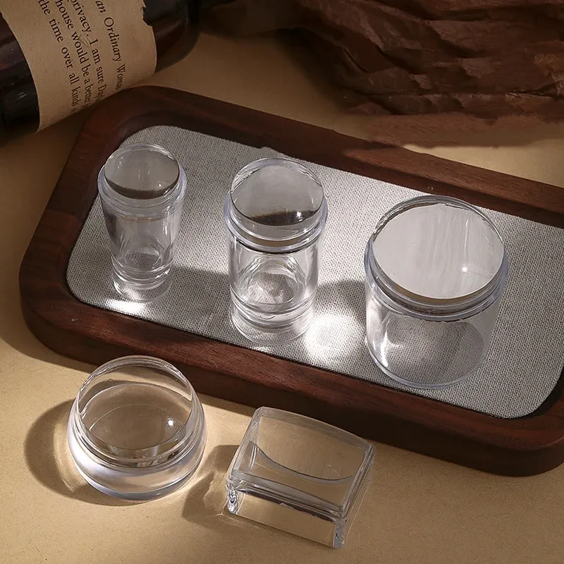 Kit de stamping nail art en silicone transparent, comprenant plaques de stamping, pochoirs et grattoir - Image 1