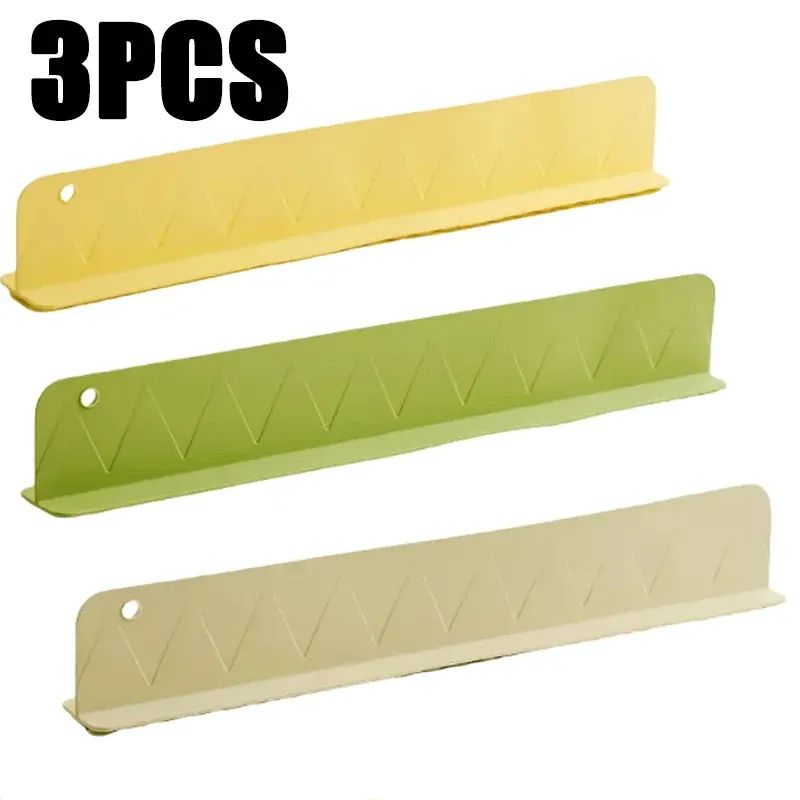Le title is already in French, so the task is to clean it up into a concise, professional product name without spammy keywords.

Protège-éclaboussures d'évier en silicone avec ventouse, barrage d'eau antidérapant pour la vaisselle, lot de 1 à 2 pièces 8