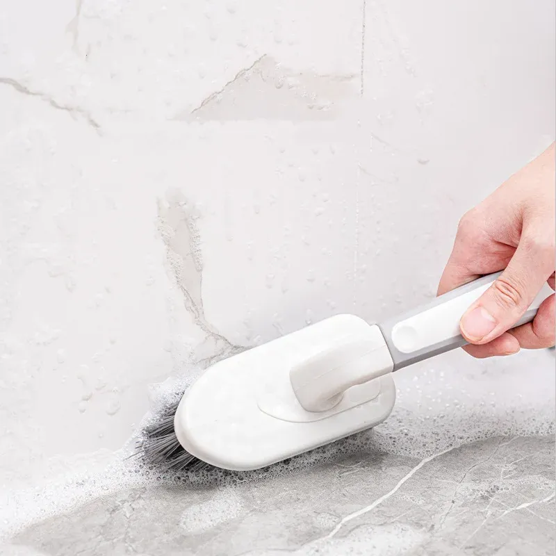 Brosse de nettoyage dans l'espace de vie