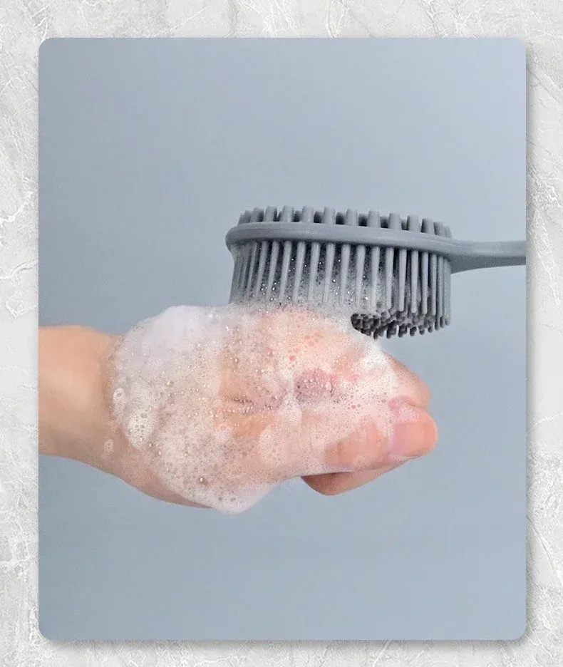 Brosse de massage utilisée pour la relaxation
