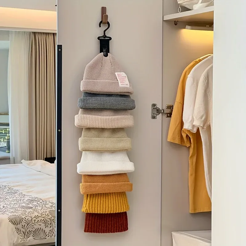 Support pour casquettes dans une garde-robe
