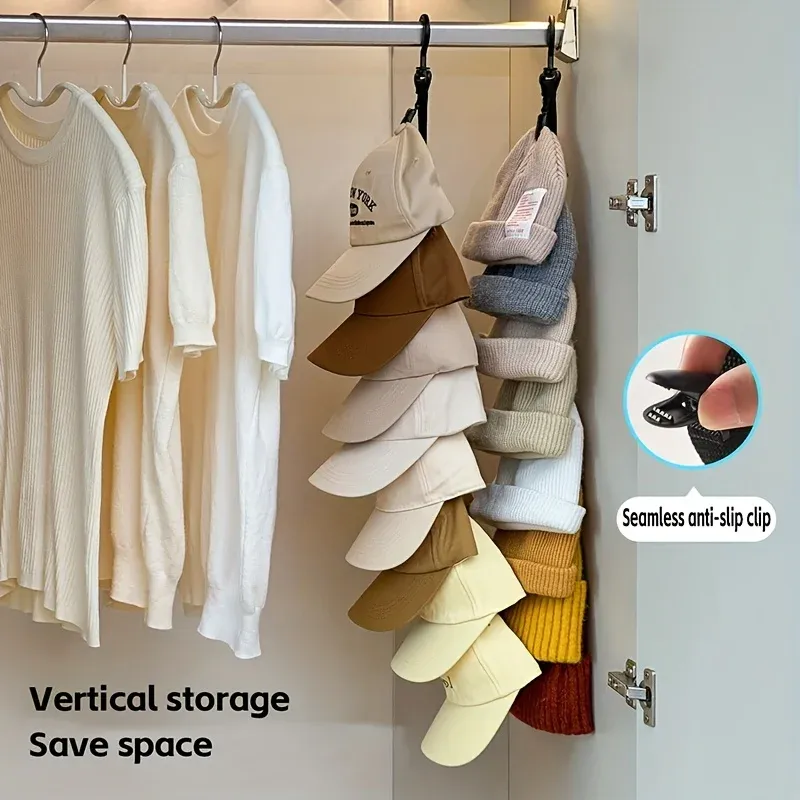 Gros plan sur les pinces du support pour casquettes