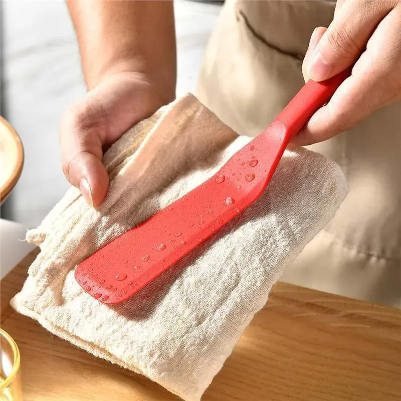 Spatule en silicone antiadhésive en utilisation