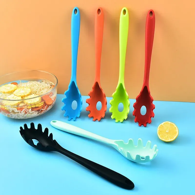 Passoire à pâtes en silicone à long manche, vue de détail